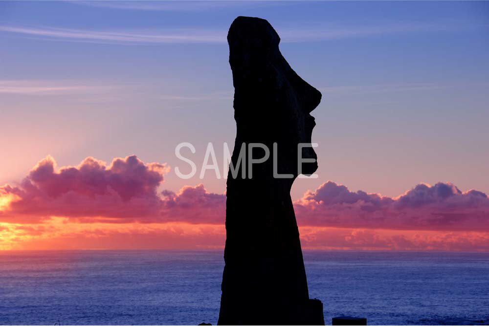 ◆イースター島 南米のチリ領で、現地語名はラパ・ヌイまた正式名はパスクア島ですが、イースター（(復活祭）の日にオランダ人によって発見されたので、イースター島と呼ばれることになりました。 アフ・トンガリキを望む、ホツイティの丘に立つこのモアイ像は、祭壇は再建されていないため、土の上に直接立っています。 1980年に東京と大坂のモアイ展に展示されました。 ◆耐光性で耐久性に優れ、表面が滑らかな光沢のある、厚手高級写真用紙を使用しています。 ◆サイズ A1：84.1×59.4cm　　　A2：59.4×42.0cm◆風景写真ポスター 世界遺産 イースター島 朝日とモアイ◆ ◆絵画と異なり、リーズナブルな料金でスペースを飾ることができ、素晴らしい風景を臨場感たっぷりに味わうことができます。 【飾り方とご利用の用途】 お好みの額に入れたり、ボードに貼り付けたりして、オフィスのアクセント、リビングや玄関のインテリアとして、癒やしの空間、お部屋の雰囲気作りに、旅の思い出に飾ってください。 おしゃれなインテリアアートとして、お祝い、ギフトにもお薦めです。 新築や引っ越しのお祝い、入学や卒業のお祝い、成人式やご結婚、お誕生日のプレゼント、クリスマスプレゼントなど、各種ギフト用品として幅広くお使いください。きっと喜んでいただけることでしょう。 パソコンのモニターの色と、実際の商品の色が多少異なることがあります。