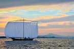 風景写真パネル 茨城 霞ヶ浦 帆引き舟と夕焼けの筑波山 大自然 爽快感 解放感 癒やし インテリア アートパネル グラフィックアート パネル 写真 壁飾り 壁掛け 額要らず 模様替え 雰囲気作り 風水 旅の思い出 リビング ダイニング 応接室 オフィス 玄関 IBA-044-M25