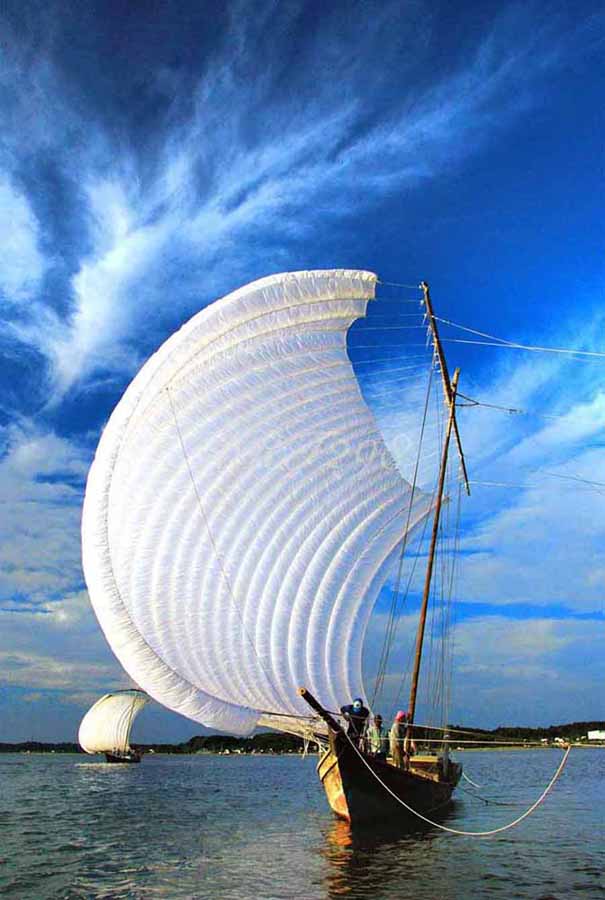 風景写真ポスター 霞ヶ浦 帆引き船 ダイナミックな帆が青空の下、爽やかになびく「美しい風景」 25 プレゼント ギフト お祝い 結婚 新築 誕生日 記念日 年祝い pst-hohiki-a25