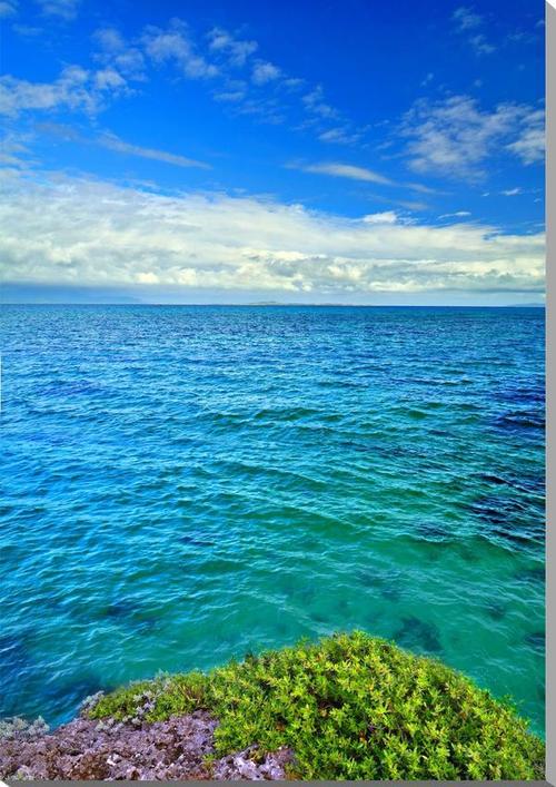■黒島■ ハートの形をしているので、ハートアイランドとも呼ばれる、人口200人の小さな島。 牛の数がとても多く、人口の10倍以上ともいわれています。 大きな空と透明度が高い海、そして美しい夜空が広がり、のんびりと心癒やされます。 ■西の浜■ 約2kmにわたって続く白い砂浜とエメラルドグリーンの海のコントラストが美しい場所です。 ウミガメの産卵地としても知られています。 ◆サイズ：72.7×53.0×厚さ2.4cm　（P20） 　　　　サイズ変更できます。 ◆重さ：約1kg 壁に負担がかかりません。 　 高級写真用紙使用しております。 ◆風景写真パネルの説明 丈夫で耐久性に優れ、表面が滑らかな光沢ある高級写真用紙を使っていますので、風景が綺麗に仕上がります。 見た目が鏡面仕上で高級感があります。 表面に触れないでください。気を使った扱いが必要です。 ◆写真パネルの発送は ご注文から、2〜3営業日以内に発送。 特注サイズは、10営業日以内に発送致します。沖縄 黒島の海の風景写真パネル ◆風水では絵画より、写真を飾る方が効果が高いと言われます。 ◆絵画と異なり、リーズナブルな料金でスペースを飾ることができ、その景色を臨場感たっぷりに感じることができます。 おしゃれなインテリアアートとして、風水、お祝い、ギフトにお薦めです。 玄関、リビングなど癒やしの空間、お部屋の雰囲気作りに、アートフォト風景写真パネルをぜひ、どうぞ。
