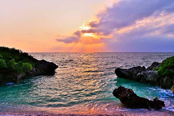 ■夜空には南十字星が輝く日本最南端の有人島■ 波照間島は、沖縄県の八重山諸島にある日本最南端の有人島。 島の名前は「果てのうるま（珊瑚礁）」に由来しているといわれています。 この島の魅力は、ハテルマブルーといわれる美しい海。 そして、夜にな...