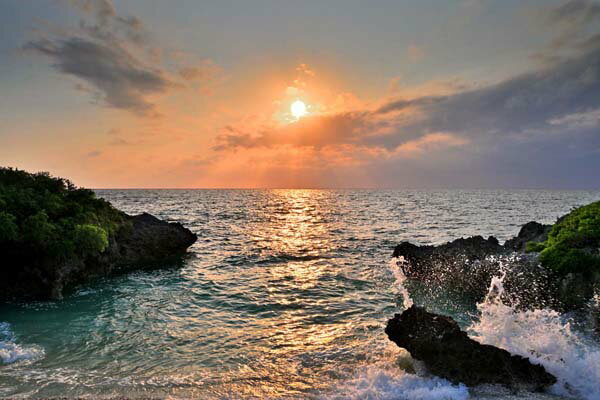 風景写真パネル 沖縄 波照間島の海 ウラピナの夕日02 珊瑚礁の島 プレゼント ギフト 贈答品 返礼 お祝い 結婚 新築 引っ越し 誕生日 記念日 年祝い ht-050-m25