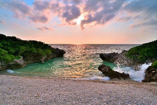 風景写真パネル 沖縄 波照間島の海 ウラピナの夕日05（サンゴの浜）側面画像有 珊瑚礁の島 プレゼント ギフト 贈答品 返礼 お祝い 結婚 新築 引っ越し 誕生日 記念日 年祝い ht-072-b2skm