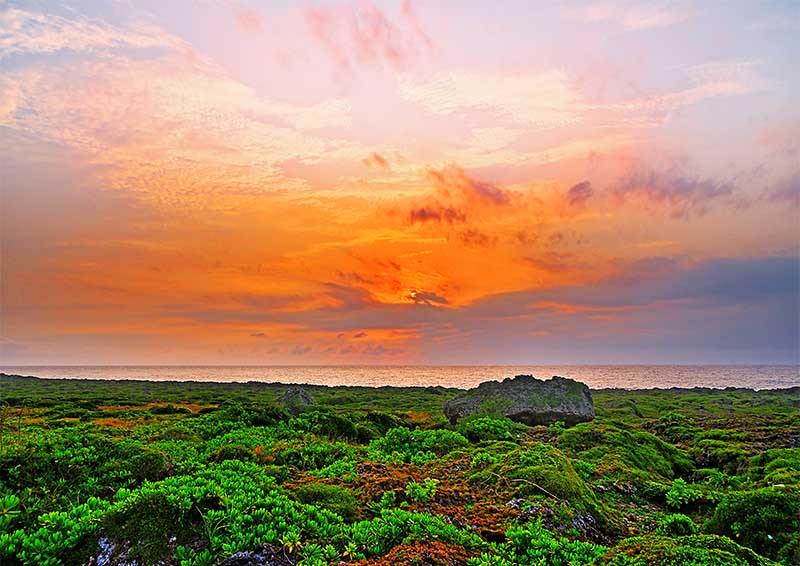 【波照間島】 八重山諸島にある日本最南端の有人島で、海の美しさはハテルマブルーと称賛されています。 波照間の語源は「最果てのうるま（珊瑚礁)」と言われ、夜ともなれば、南十字星をみることもできます。 【高那崎】 琉球石灰岩が侵食されてできた岬で、断崖絶壁の海岸が約1kmも続いています。 方言ではタカナザシと呼ばれています。 ◆サイズを2種類ご用意いたしました。 A1：84.1×59.4cm　　　A2：59.4×42.0cm◆◆風景写真ポスター 沖縄 波照間島 高那崎の朝日 03◆◆ ◆風水では、絵画より写真を飾る方が効果が高いと言われます。 ◆絵画と異なり、リーズナブルな料金でスペースを飾ることができ、その景色を臨場感たっぷりに感じることができます。 【飾り方と用途】 お好みの額に入れたり、ボードに貼り付けたりして、オフィスのアクセント、リビングや玄関のインテリアとして、癒やしの空間、お部屋の雰囲気作りに、旅の思い出として飾ってください。 おしゃれなインテリアアートとして、お祝い、ギフトにお薦めです。 新築や引っ越しのお祝い、入学や卒業のお祝い、成人式やご結婚、お誕生日のプレゼント、クリスマスプレゼントなど、各種ギフト用品として幅広くお使いください。きっと喜んでいただけることでしょう。 パソコンのモニターの色と、実際の商品の色が多少異なることがあります。