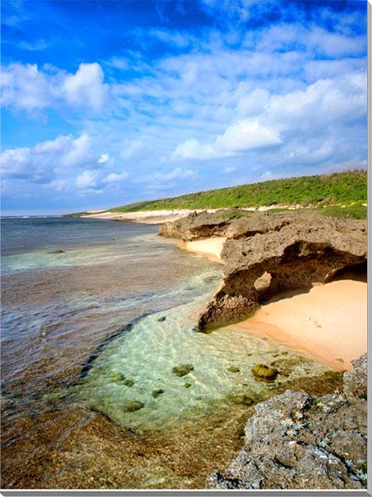 ◆◆風景写真パネル 沖縄 波照間島 珊瑚礁の島◆◆ 波照間の語源は「最果てのうるま」。うるまは珊瑚礁を意味しています。 海は透明度が高く、その美しい色は波照間ブルーとも呼ばれています。 ニシ浜、ペー浜、毛崎、高那崎など、自然の魅力あふれる観...