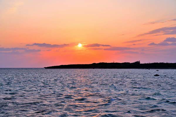 風景写真パネル 沖縄 黒島 伊古桟橋 日の出 登録文化財 空 雲 海 南の島 波 自然 癒し プレゼント ギフト 贈答品 返礼 お祝い 結婚 新築 引っ越し 誕生日 記念日 年祝い oki-005-M40