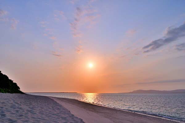 風景写真ポスター 沖縄 黒島 西ノ浜の夕日 03 ウォールアート 壁掛け 壁飾り インテリア 風水 プレゼント お祝い ギフト 贈答品 海の風景ポスター 新築祝い 引っ越し祝い Krsm-07-A