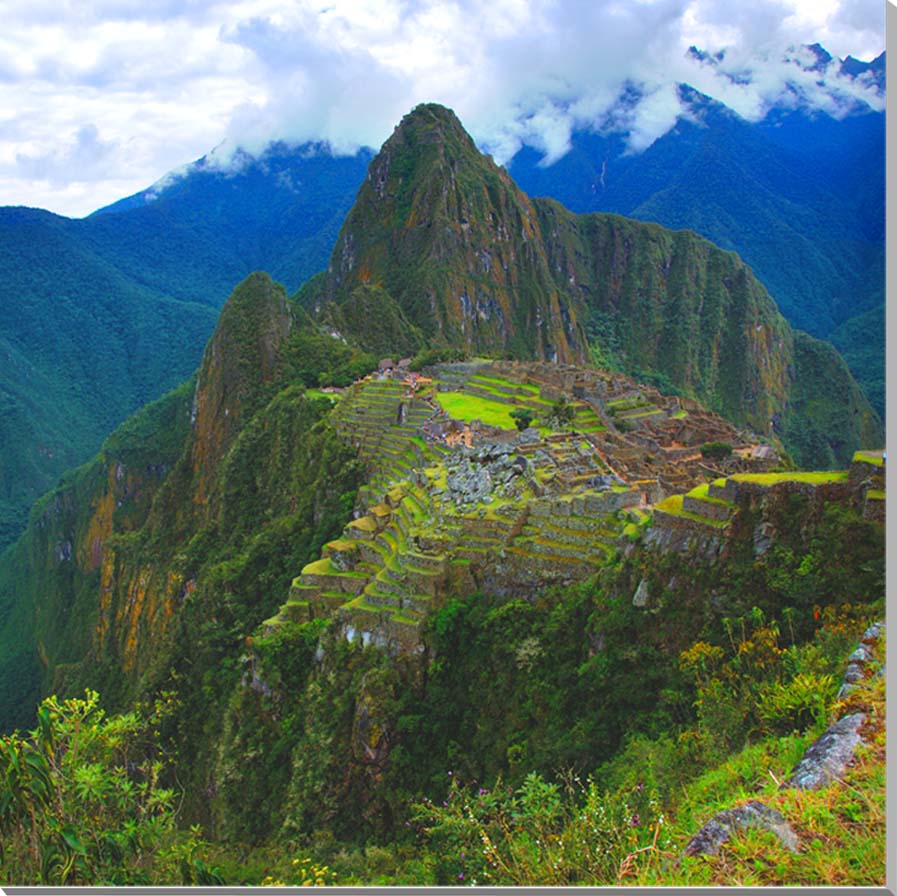 【マチュピチュ】 アンデス山脈のウルバンバ渓谷の山間にある、インカ帝国時代の遺産。 マチュピチュとは、現地の言葉で「老いた峰」を意味します。 山裾から全くわからない存在なので「空中都市」「天空の都市」とも呼ばれ、当時、なぜ、このような高地に隠れるように築かれたのか、未だに謎の多いマチュピチュです。 ■サイズ ：60.6×41×厚さ2.4cm（M12） ■重　さ ：約700g　壁に負担がかかりません。 ■取り付け金具付き ◆風景写真パネルの説明 丈夫で耐久性に優れ、表面が滑らかな光沢あるきれいな高級写真用紙を使っていますので、風景が綺麗に仕上がります。 見た目が鏡面仕上で高級感があります。 表面に触れないでください。気を使った扱いが必要です。 ◆商品の発送 ご注文から、2〜3営業日以内に発送。 特注サイズは、10営業日以内に発送致します。風景写真パネル ペルー 世界遺産 マチュピチュ 29 ◆風水では絵画より、写真を飾る方が効果が高いと言われます。 ◆絵画と異なり、リーズナブルな料金でスペースを飾ることができ、その景色を臨場感たっぷりに味わうことができます。 【飾り方と用途】 写真の大きさに比較して軽く仕上がりますので、壁に負担がかからず、付属の金具で簡単に、スマートに飾れます。 裏面の丁寧な始末で、金属の露出を無くし壁にキズやサビの付着が無いようにしてあります。 オフィスのアクセント、リビングや玄関のインテリアとして、癒やしの空間、お部屋の雰囲気作りに、また旅の思い出として飾ってください。 額装して壁掛けインテリアにもおすすめです。 おしゃれなインテリアアートとして、お祝い、ギフトにお薦めです。 新築や引っ越しのお祝い、入学や卒業のお祝い、成人式やご結婚、お誕生日のプレゼント、クリスマスプレゼントなど、各種ギフト用品として幅広くお使いください。きっと喜んでいただけることでしょう。 パソコンのモニターの色と、実際の商品の色が多少異なることがあります。　　