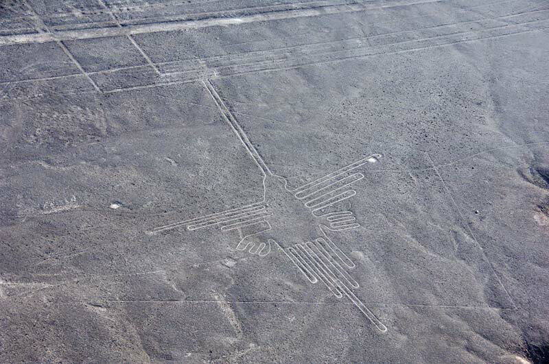 風景写真ポスター 世界遺産 南米 ペルー 果てしなく広がる乾燥地帯に描かれた謎のナスカの地上絵 「ハチドリ 1」 pst-NSK-34