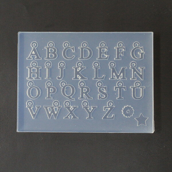 アルファベットチャームが作れる透明型のシリコンモールドです。 透明型なので、粘土の詰め具合も確認しやすく、作品の完成度が高まります。 一つの文字を作るのに必要な粘土は約0.8gです。 1文字の大きさは種類にもよりますが焼成前のサイズで 縦6...