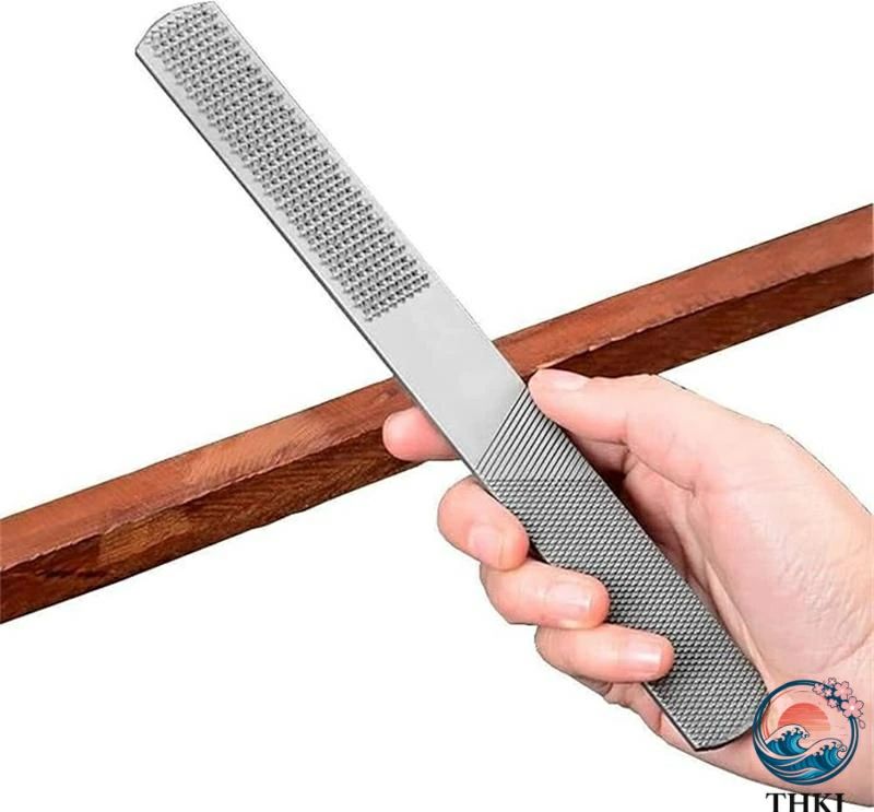 【製品サイズ】約200mm×23mm/7mm、軽量、持ち運びや収納に便利なジャストサイズです。 【高品質な構造】材質はカーボン鋼で、やすりの硬度を高め、長時間の激しい使用でも、良好な性能と耐摩耗性が維持される。 ? 【4in1な機能】エンド1はフラットで、コースカット側とウッドラスプ側があり、エンド2は半円形で、1 つのツールで複数のオプションを提供する新しい 4-in-1 角歯ファイルです。 【様々な素材に対応】石膏ボード、パーティクルボード、スレート、途中の金属研削プロセスに適しています。 【幅広く使えるツール】木工や金工に最適なツール。 家庭での小規模作業から工場での大規模生産まで実用的。【製品サイズ】約200mm×23mm/7mm、軽量、持ち運びや収納に便利なジャストサイズです。 【高品質な構造】材質はカーボン鋼で、やすりの硬度を高め、長時間の激しい使用でも、良好な性能と耐摩耗性が維持される。 ? 【4in1な機能】エンド1はフラットで、コースカット側とウッドラスプ側があり、エンド2は半円形で、1 つのツールで複数のオプションを提供する新しい 4-in-1 角歯ファイルです。 【様々な素材に対応】石膏ボード、パーティクルボード、スレート、途中の金属研削プロセスに適しています。 【幅広く使えるツール】木工や金工に最適なツール。 家庭での小規模作業から工場での大規模生産まで実用的。
