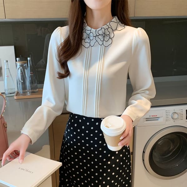 Other - きれいめ レディース ファッション スタンドカラー 清楚 きちんと感 白 ホワイト お嬢様 ブラウス レディース 長袖 トップス 花柄 襟コンシャス オフィスカジュアル 通勤服 オフィス 大きいサイズ 韓国 上品 韓国服 韓国ファッション パール タックブラウス