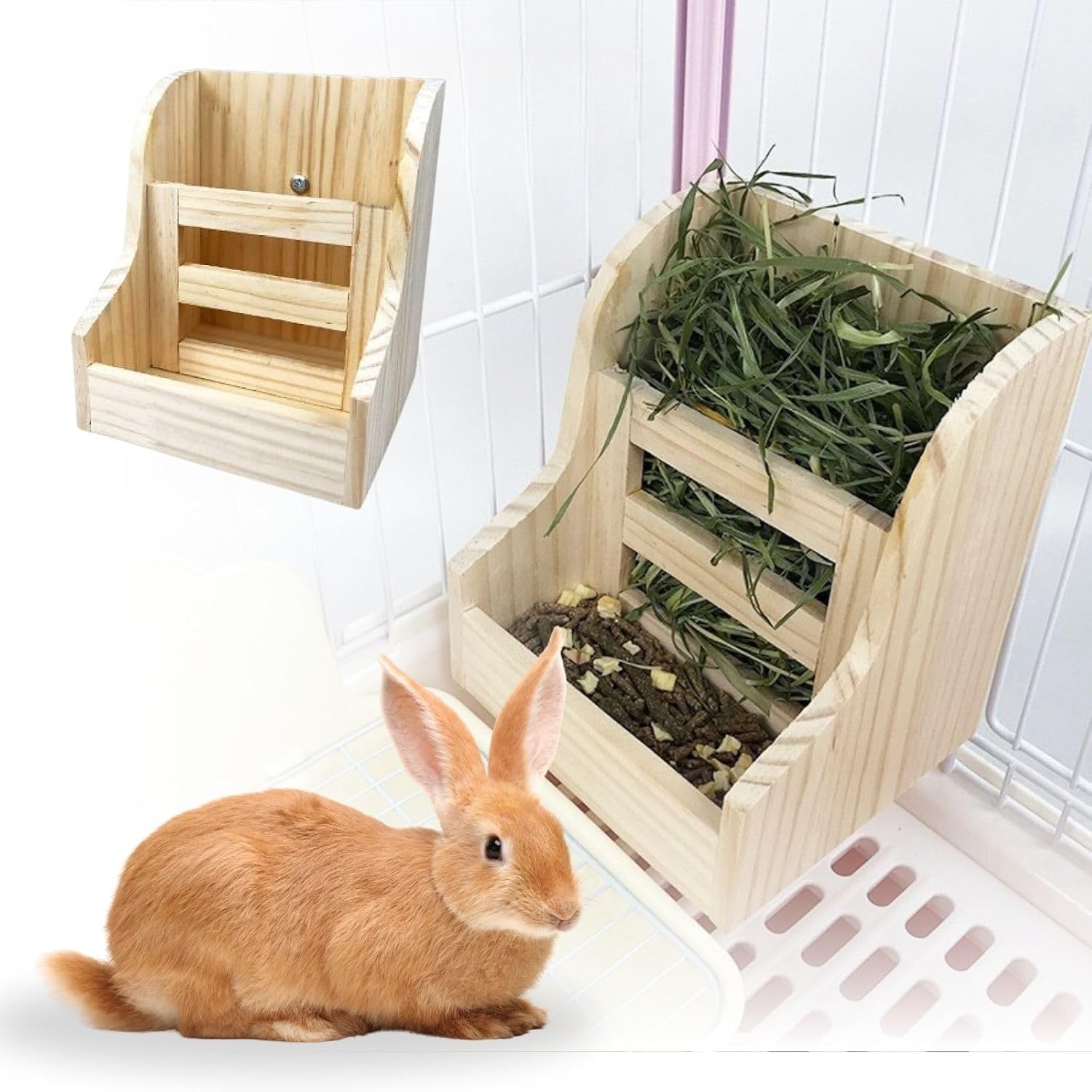 【フード入れと牧草入れの2WAY】ケージの中に、えさ入れと牧草入れを二つ入れようとするとかなりのスペースが必要になり、飼い主さんの掃除も大変になります。 こちらの餌箱でしたら、2WAY仕様で1つの容器でフード（前面）と牧草（後面）が同時に入れられます。 省スペース設計でケージの中が広く使えるので動物達も快適に過ごすことが可能です。 【清潔にお使い頂けます】飼い主としては、ケージの中はいつも清潔にしたいもの。 ペットの健康を考えてもケージをキレイに保つことはとても大切です。 こちらの餌入れは、ケージに固定し浮かせて設置出来るので、いつも清潔にお使い頂けます。 設置は簡単、後ろのネジで簡単に取り付けが可能です。 掃除の度に取り付けにストレスのかかるような事はありませんので、より快適に使って頂けます。 【色々な小動物に】うさぎだけでなく、色々な小動物にお使い頂けます。 対象 小動物：うさぎ、仔うさぎ、ハムスター、モルモット、チンチラ、フェレット、ロップイヤー等。 どんな小動物にも安心に使って頂ける木製の餌入れになっています。 【サイズ】高さ：18 cm　幅：16cm　奥行：14.5cm　フロントプレートの高さ：4.5cm 小動物が使いやすく飼い主さんにも便利なサイズを考えて設計しました。