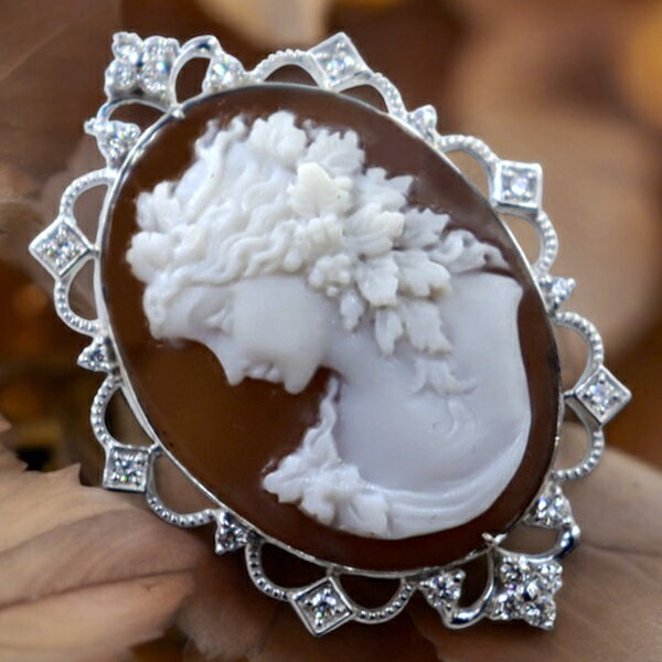 カメオブローチ 18金WG アンティークデザイン&ダイヤ バッカンテ 女性人物像 カメオ彫刻家アッカニート氏製作 デザイナーズコレクション レザーネックレス付 ...