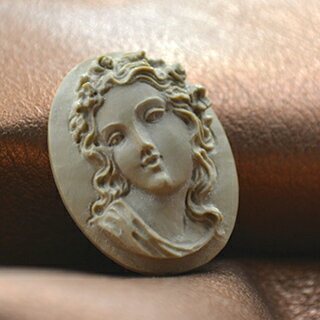 カメオ　ラーヴァカメオルース　カメオ彫刻家グアリー作　立体/繊細　美しい正面顔カメオ　カメオペンダントに製作可　カメオ アクセサリー 高級 ギフト お誕生日 プレゼントにもオススメ!!　品質保証書/カメオ作家保証書付　カメオデザイン手提げ袋付き　送料無料