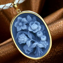 メノウカメオのネックレスの写真。お花の図柄。ドイツ製。