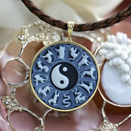 カメオネックレス ペンダント 厄除 開運 十二支 勾玉 御守 陰陽勾玉巴 希少価値 メノウカメオ ドイツ製 18金ゴールド 濃い青のストンカメオ レザーネックレ...
