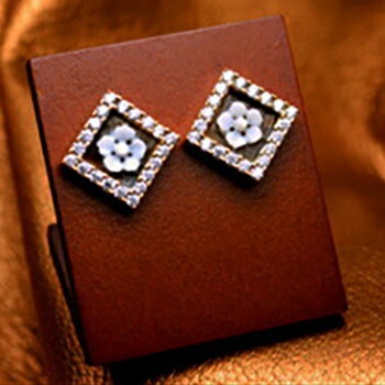 カメオピアス　シェルカメオ　イタリア製アンティークデザイン　お花の絵柄　バルザーノ氏のカメオ　BALZANO　Silver＆ジルコニア付き　カメオ アクセサリー 高級 ギフト お誕生日 プレゼントにもオススメ!! 品質保証書付き　カメオデザイン手提袋付き　送料無料