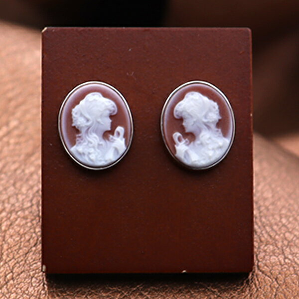 メノウカメオピアス 女性人物像 高品質 18金ホワイトゴールド枠付き 大きすぎず小さすぎない程よいサイズ感のカメオピアス ドイツ製 高品質&低価格 オシャレ カ...