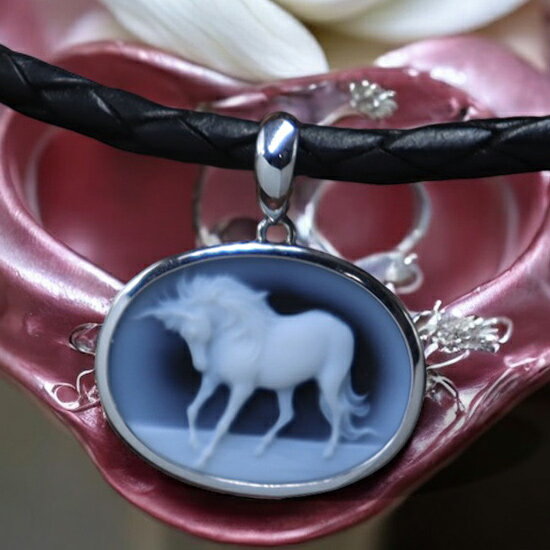 メノウカメオペンダント&ネックレス プレゼントにもおすすめ!! ユニコーン 一角獣 18金ホワイトゴールド シンプル手作り枠付 ドイツ製 上品&高品質 レザーネ...