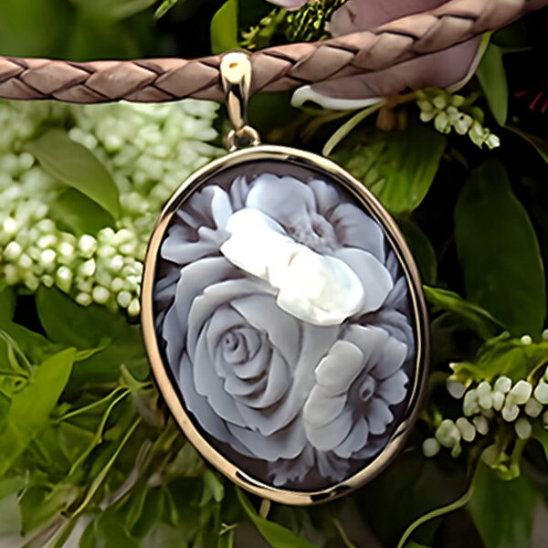 カメオペンダント&ネックレス 18金ゴールド枠付 お花の美しいシェルカメオ Lジャンニーニ氏製作 立体的なお花カメオ 18K レザーネックレス付 カメオ アクセ...