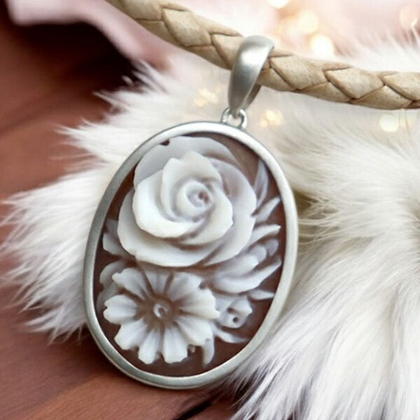 カメオペンダント&ネックレス 18金ホワイトゴールド枠付 お花の美しいシェルカメオ Lジャンニーニ氏製作 立体的なお花カメオ 18K レザーネックレス付 カメオ...