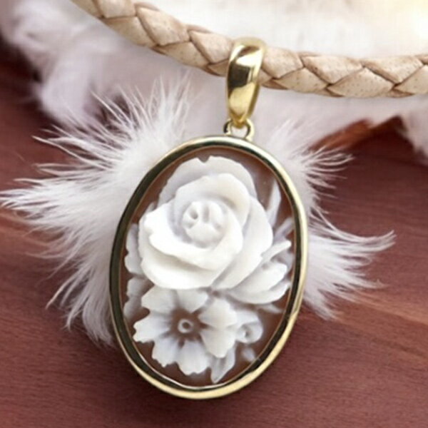 カメオペンダント&ネックレス 18金ゴールド枠付 お花の美しいシェルカメオ Lジャンニーニ氏製作 立体的なお花カメオ 18K レザーネックレス付 カメオ アクセ...