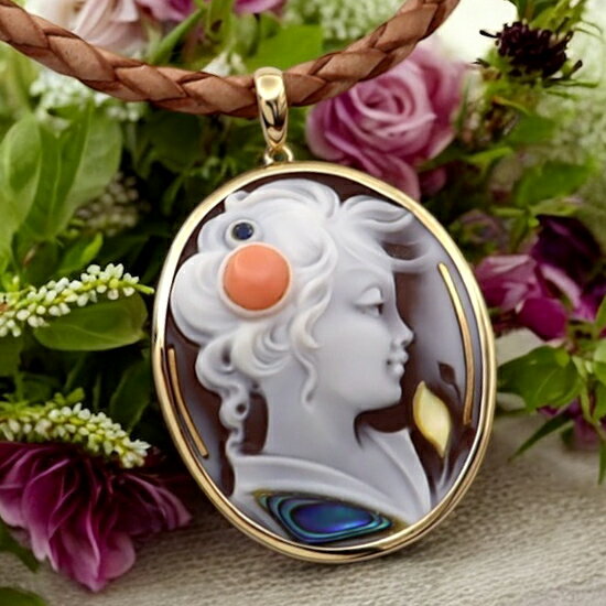 カメオネックレス 18金 ゴールド 女性人物像 サファイア 桃珊瑚 黄蝶貝 あわび母貝 シモネッリ作 ペン..