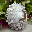 カメオブローチ&ネックレス 美しい女性像のカメオ シェルカメオ ロマーノ作 SV裏板枠 立体的な女性像とお花の彫刻 レザーネックレス付 カメオ アクセサリー 高...