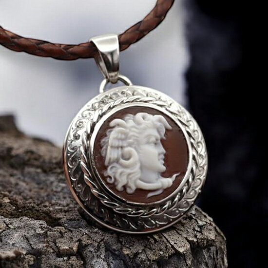 カメオネックレス メドゥーサ イタリア製 Silver デザイン枠付き メンズ&レディース カメオ アクセサリー 高級 ギフト お誕生日 プレゼントにオススメ!...