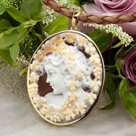 大きなカメオペンダント& ネックレス 18金ゴールド 女神バッカンテ 女性人物像 イタリアの彫刻家ペルニーチェ氏製作 カメオ アクセサリー 高級 ギフト お誕生...