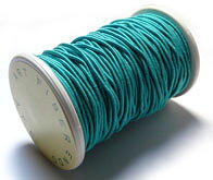 商品詳細 素材 アクリル　100％ 長さ 約 20m 直径 約 1mm 特徴 コード刺繍やタッセルの巻き玉づくり、組みひもやミサンガの材料にお勧めの素材です。 ご注意 画面上と実物では多少色合いが異なって見えることがあります。ご了承くださいませ。 この商品は当店実店舗でも販売しております。在庫数の更新は随時行っておりますが、 お買い上げいただいた商品が、品切れになってしまうこともございます。 その場合、お客様には必ず連絡をいたしますが、万が一入荷予定がない場合は、 キャンセルさせていただく場合もございますことをあらかじめご了承ください。直径約1mmのコードです。コード刺繍やタッセルの巻き玉、組みひもやミサンガの材料などにおすすめの素材です。3m巻きと少しお得な22mボビン巻きをご用意しました。