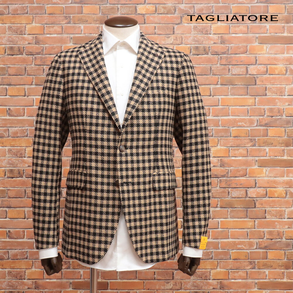 サイズ（単位：cm） 48／肩幅44　身幅50　ウエスト幅47　袖丈64　着丈72 50／肩幅45　身幅52　ウエスト幅49　袖丈64　着丈72 ※実寸（実際に商品を測定した寸法）を記載しております。 採寸方法について アイテム説明 1SMC22B 340178新品未使用、タグ付きの商品です。当店ならではの驚きの価格で販売いたしますので、ぜひこの機会にお楽しみください！ 【TAGLIATORE／タリアトーレ】 1960年代に創業したLERARIO（レラリオ）社が母体となり、二代目のPino Lerario（ピーノ・レラリオ）が立ち上げたブランド。ブランドネームはイタリア語で“裁断士”を意味し、その名のとおり両脇からウエストを絞った立体的なフォルムと卓越したカッティング技術が特徴です。クラシック好きな大人たちからの支持も厚く、ファッション誌にも多く掲載されている人気ブランドです。 カラー ベージュ×黒 素材 ヴァージンウール80％　ナイロン20％ 裏地：キュプラ100％ 対応シーズン 秋・冬 仕様 ノーパッド、2ボタン、サイドベンツ、袖のみ裏地付き、ピンバッチ付属 袖口はアンフィニッシュ(未処理)で天然釦が付属、身体のサイズに合わせて本切羽にできます ⇒ タリアトーレの他のアイテムはこちらサイズ（単位：cm） 48／肩幅44　身幅50　ウエスト幅47　袖丈64　着丈72 50／肩幅45　身幅52　ウエスト幅49　袖丈64　着丈72 ※実寸（実際に商品を測定した寸法）を記載しております。 採寸方法について アイテム説明 1SMC22B 340178新品未使用、タグ付きの商品です。当店ならではの驚きの価格で販売いたしますので、ぜひこの機会にお楽しみください！ 【TAGLIATORE／タリアトーレ】 1960年代に創業したLERARIO（レラリオ）社が母体となり、二代目のPino Lerario（ピーノ・レラリオ）が立ち上げたブランド。ブランドネームはイタリア語で“裁断士”を意味し、その名のとおり両脇からウエストを絞った立体的なフォルムと卓越したカッティング技術が特徴です。クラシック好きな大人たちからの支持も厚く、ファッション誌にも多く掲載されている人気ブランドです。 カラー ベージュ×黒 素材 ヴァージンウール80％　ナイロン20％ 裏地：キュプラ100％ 対応シーズン 秋・冬 仕様 ノーパッド、2ボタン、サイドベンツ、袖のみ裏地付き、ピンバッチ付属 袖口はアンフィニッシュ(未処理)で天然釦が付属、身体のサイズに合わせて本切羽にできます ⇒ タリアトーレの他のアイテムはこちら