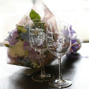 ペアワイングラス wineglass_hollyhock【名入れ無料】金婚式や銀婚式の結婚記念日のお祝いにペアワイングラスをプレゼントしてみませんか。ワイングラス　花葵柄　オーバル型楽ギフ_名入れ