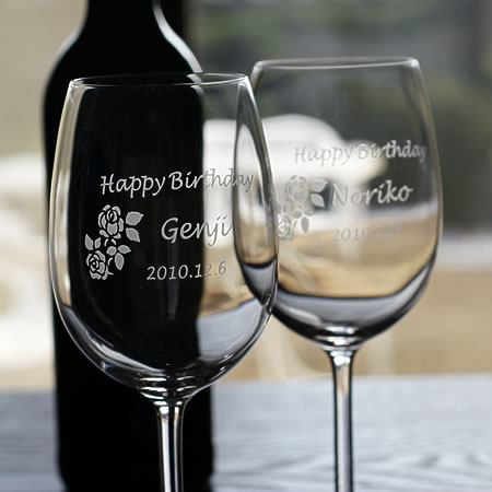 ペアワイングラス 【名入れ無料】お気持ちを伝える記念品・誕生日などのお祝いにペアワイングラスの贈り物をプレゼントしてみませんか。ワイングラス　バラ柄　オーバル型楽ギフ_名入れ
