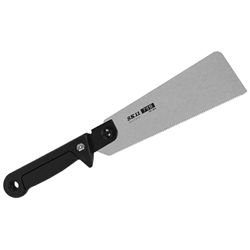 切れ味が長持ちする刃先衝撃焼入れです。■■■用途■■■一般木材の切断作業。■■■機能・特徴■■■寸28枚目の小目になっているので、木材の精密細工、仕上加工に最適です。背金が短いので木工材料の切り落としができます。薄刃なので、切れ味がシャープで繊細です。鋸刃は無電解ニッケルメッキを施してありサビにくく、またスムーズな切断が出来ます。刃の取替が簡単にでき、用途も広がります。■■■仕様■■■●刃渡り：180mm。●刃厚：0.4mm。●刃数：28枚目。●適合替刃：SK11替刃式細工鋸180替刃(片刃8寸目(SB-180)・片刃7寸目(SB-180S))。●適合替刃：SK11替刃式細工鋸180替刃(片刃竹挽目(SB-180B)・両刃(SB-180W))。●7寸目。■■■注意事項■■■作業スペースを充分に確保し、周囲の安全を確認してください。替刃交換の時は安全のため、保護手袋等を着用し、注意して作業を行ってください。商品説明■■■用途■■■一般木材の切断作業。■■■機能・特徴■■■寸28枚目の小目になっているので、木材の精密細工、仕上加工に最適です。背金が短いので木工材料の切り落としができます。薄刃なので、切れ味がシャープで繊細です。鋸刃は無電解ニッケルメッキを施してありサビにくく、またスムーズな切断が出来ます。刃の取替が簡単にでき、用途も広がります。■■■仕様■■■●刃渡り：180mm。●刃厚：0.4mm。●刃数：28枚目。●適合替刃：SK11替刃式細工鋸180替刃(片刃8寸目(SB-180)・片刃7寸目(SB-180S))。●適合替刃：SK11替刃式細工鋸180替刃(片刃竹挽目(SB-180B)・両刃(SB-180W))。●7寸目。■■■注意事項■■■作業スペースを充分に確保し、周囲の安全を確認してください。替刃交換の時は安全のため、保護手袋等を着用し、注意して作業を行ってください。■■■商品サイズ(幅×高さ×奥行)■■■約60×330×15■■■材質■■■●グリップ：エラストマー樹脂。 ※ページ記載の内容については予告なく変更する場合があります。ご了承下さい。