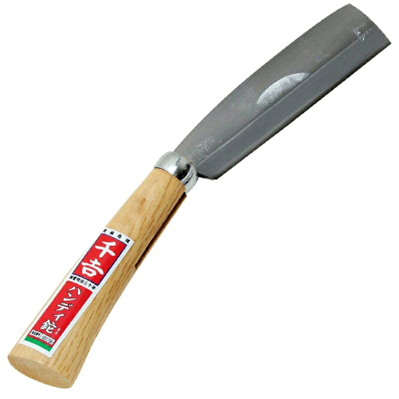 枝打ち薪割りに使いやすい、抜群の切れ味の小型タイプです。■■■用途■■■鉈。■■■機能・特徴■■■枝打ち、薪割り用です。使いやすい小型タイプです。鋼付刃で切れ味抜群です。■■■仕様■■■●刃部：鋼付。●刃部：片刃。■■■注意事項■■■本来の用途以外には使用しないで下さい。使用前には本体あるいは部品にがたつき・緩みが無いことを確認してください。使用の際には保護めがね・手袋などを着用してください。商品説明■■■用途■■■鉈。■■■機能・特徴■■■枝打ち、薪割り用です。使いやすい小型タイプです。鋼付刃で切れ味抜群です。■■■仕様■■■●刃部：鋼付。●刃部：片刃。■■■注意事項■■■本来の用途以外には使用しないで下さい。使用前には本体あるいは部品にがたつき・緩みが無いことを確認してください。使用の際には保護めがね・手袋などを着用してください。■■■商品サイズ(幅×高さ×奥行)■■■約55×260×45■■■材質■■■●刃部：刃物鋼。 ●柄部：木。■■■その他■■■使用後は汚れを取り、子供の手の届かない安全な場所に保管してください。※ページ記載の内容については予告なく変更する場合があります。ご了承下さい。