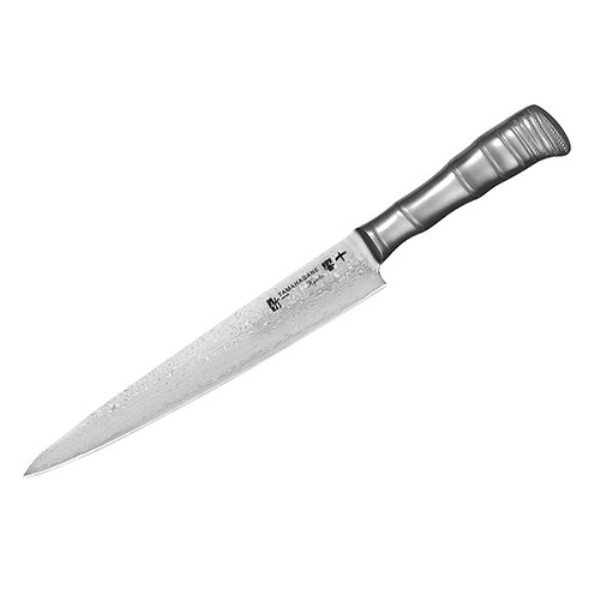 63層ダマスカス鋼の刃に、竹を模したステンレスモナカハンドルを備えたシリーズです。肉の筋引(除去)、ローストビーフやハムなどのスライス。■商品説明63層ダマスカス鋼の刃に、竹を模したステンレスモナカハンドルを備えたシリーズです。肉の筋引(除去)、ローストビーフやハムなどのスライス。何層にも重ね鍛造することによって、切れ味もよく、耐久性に優れ、錆びにくいダマスカス鋼の包丁です。砥石による本格的な刃付けを施し、鋭い切れ味を長く持続させます。プロの技術者により、本刃付けする前に研ぎなおしを容易にするため、水砥の荒砥・中砥を使用し、刃基を研ぎ出してあります。1050度で焼入れ後に、－73度以下に冷却する特別な処理により高い硬度と靭性を与え、切れ味を一段と高めてあります。刀身と一体口金で接合された18－8ステンレス鋼の空洞モナカハンドルは、軽くていつまでも美観を保ち、水・薬品等の高圧・高温殺菌洗浄を可能にし、衛生的です。日本国商品説明■商品仕様●シリーズ：TAMAHAGANE_竹_響十。●63層ダマスカス鋼。●ハンドル：ステンレスモナカハンドル。●刃渡り：240mm。●全長：367mm。●板厚：2.6mm。●メーカー：片岡製作所(新潟県燕市)。●63層ダマスカス鋼。●ハンドル：18－8ステンレス鋼。■注意事項用途以外に使用しないでください。刃物ですので十分注意して使用ください。お子様の手の届かない場所に保管してください。※ 商品・パッケージは予告なく仕様変更する場合があります。※ 掲載画像はすべてイメージです。予告なく変更する場合があります。