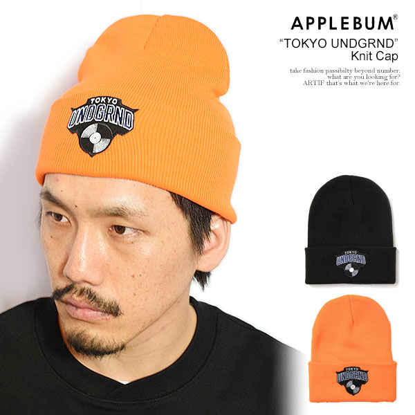 　商品説明 APPLEBUM アップルバム ●商品説明 「TOKYO UNDGRND」を掲げた、架空のチームロゴワッペンを 落とし込んだニットキャップ。 大都市東京で生活し、UNDERGROUNDマインドを宿しながら 日々前向きに戦う人たちが所属するチーム、という ストーリーを込めたエンブレムデザインに仕上げました。 中央のアナログレコードは、音楽と UNDERGROUNDカルチャーへのリスペクトを表現。 スポーツ、音楽、ストリートの要素を掛け合わせた、 APPLEBUMらしい世界観を感じられる一品です。 シンプルながら存在感のあるデザインで、 スタイリングのアクセントとして活躍するアイテムです。 ●素材 アクリル100％ ●SIZE 頭周りの目安 : 53cm～60cm メーカー希望小売価格はメーカーカタログに基づいて掲載しています ■注意点:フラッシュ撮影と屋外画像ではカラーの見え方に誤差がございます。 パソコンのモニターにより、カラーの見え方に誤差がございます。 ■サイズ表記につきましてはブランド企画サイズとなっております。APPLEBUM アップルバム