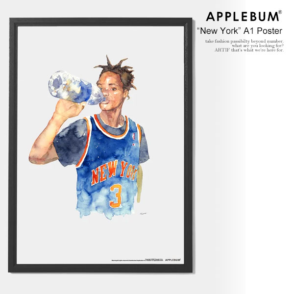 　商品説明 APPLEBUM アップルバム ●商品説明 90年代ニューヨークの日常を、Tsuyoshi Yamanaka氏による 水彩画で表現したA1ポスター。 当時を代表するニューヨークのレジェンドスケーターを モチーフに、水彩で描いた一枚。 彼が身にまとうのは、闘志あふれるプレースタイルで 人気を博した背番号3のユニフォーム。 90年代ニューヨークを知る人なら、思わずニヤリとしてしまう 遊び心をさりげなく落とし込みました。 街角で水を飲む何気ない一瞬から伝わる、 当時のストリートに流れていたリアルな空気感。 スケート、バスケットボール、音楽。 それぞれのカルチャーが自然に交差していた 90年代ニューヨークの日常を、Tsuyoshi Yamanaka氏ならではの 水彩表現で描いた一枚です。 ※実際の商品には額縁は付きません。 ●素材 紙 ●SIZE A1 メーカー希望小売価格はメーカーカタログに基づいて掲載しています ■注意点:フラッシュ撮影と屋外画像ではカラーの見え方に誤差がございます。 パソコンのモニターにより、カラーの見え方に誤差がございます。 ■サイズ表記につきましてはブランド企画サイズとなっております。APPLEBUM アップルバム