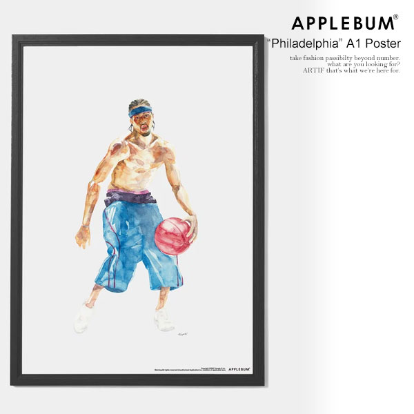 　商品説明 APPLEBUM アップルバム ●商品説明 2000年代を代表する名バスケットプレーヤーを、 Tsuyoshi Yamanaka氏による水彩画で表現したA1ポスター。 バスケットボールという競技の枠を超え、スタイル、アティチュード、 生き方そのものまで、多くの人に影響を与えた プレイヤーをモチーフにしました。 コート上で見せた圧倒的なスピードと反骨の精神。 そして、ストリートカルチャーと強く結びついた唯一無二の存在感。 Tsuyoshi Yamanaka氏ならではの水彩表現で、 その時代に流れていた熱量や空気感を描き出した一枚です。 ※実際の商品には額縁は付きません。 ●素材 紙 ●SIZE A1 メーカー希望小売価格はメーカーカタログに基づいて掲載しています ■注意点:フラッシュ撮影と屋外画像ではカラーの見え方に誤差がございます。 パソコンのモニターにより、カラーの見え方に誤差がございます。 ■サイズ表記につきましてはブランド企画サイズとなっております。APPLEBUM アップルバム