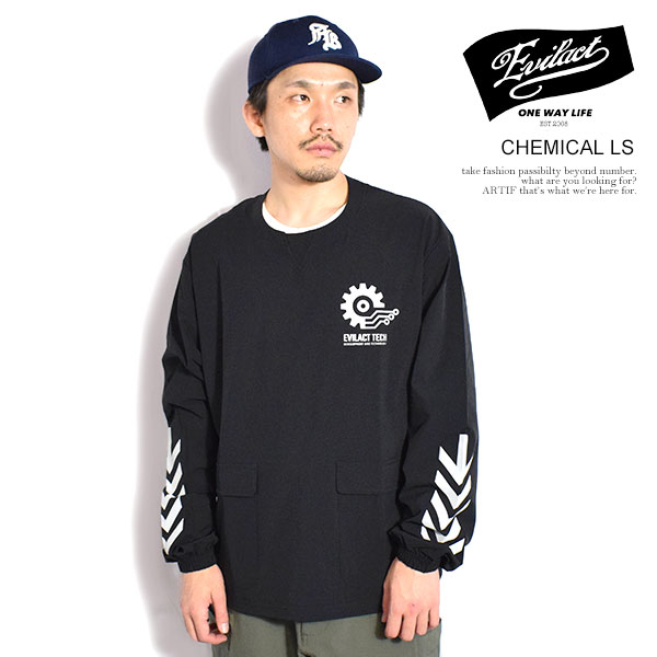 　商品説明 EVILACT イーブルアクト ●商品説明 リフレクタープリントが印象的な多機能ロングスリーブTシャツ。 生地は4WAYストレッチ素材のNYLONとPOLYESTERを採用。 外付けフラップポケットに加えて、両サイド内側にも メッシュポケットを搭載。 裾のドローコードでシルエットをアレンジでき、 着回しの幅を拡大できる。 ●素材 NYLON 90％ , POLYESTER 10％ ●モデル 178cm 64kg Lサイズ着用 メーカー希望小売価格はメーカーカタログに基づいて掲載しています ■注意点:フラッシュ撮影と屋外画像ではカラーの見え方に誤差がございます。 パソコンのモニターにより、カラーの見え方に誤差がございます。 ■サイズ表記につきましてはブランド企画サイズとなっております。 サイズ 着丈 身幅 肩幅 袖丈 　　 S 70cm 58cm 53cm 61cm 　　 M 72cm 60cm 55cm 62cm 　　 L 74cm 62cm 57cm 63cm 　　 XL 76cm 64cm 59cm 64cm サイズ表記EVILACT イーブルアクト