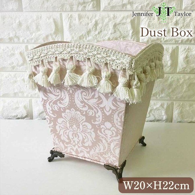 商品詳細 商品名ジェニファーテイラー 脚付ダストBOX　Haruno サイズ（cm）20X20X22H 特記◇人気の高い「Jennifer Taylor」【正規品】 生産国CHINA 配送宅配便（玄関渡し） 納期【メーカー取寄せ品】14営業日以内に出荷 送料お届け先が、運送会社の定めた特定地域に分類されますと、別途料金が発生する場合があります。別途料金発生の際は、事前にご連絡を差し上げます。 補足なるべく実物に近い状態で撮影していますが、撮影時の光の加減やお客様のPC設定により、色合いが若干異なる場合がございます。【こちらはメーカー取り寄せ品です】ご注文をいただいてからメーカーへ在庫確認し、取寄せ致します。◆お届けまでに2週間以上かかる場合がございます。◆メーカーにて在庫切れの場合もございます。その際はメールやお電話にてその旨ご連絡いたします。予めご了承のほどお願い申し上げます。事前の在庫確認も承りますのでお気軽にお問い合わせください。 輸入家具 輸入雑貨 アンティーク家具 アンティーク雑貨 白家具 輸入ソファ 収納家具 ヨーロピアン ロココ調 姫系 プリンセス 猫脚 かわいい 家具 クラシック家具 ジェニファーテイラー 天使 オブジェ ガーデニング雑貨 おしゃれ雑貨 海外 インテリア を取り扱っております。 ▼ご使用シーンご自宅用はもちろん、 プレゼント 贈り物 誕生日 ギフト 母の日 父の日 クリスマス 新築祝い リフォーム 模様替え 引越し 贈答品 什器 コスプレ 撮影 スタジオ 写真館 小道具インテリア上級者も満足！ 世界を魅了するジェニファーテイラー 〜世界を魅了するファブリックブランド〜 シリーズで揃える方も多く、まさに「世界を魅了する」 ファブリックブランドの『Jennifer Taylor』。 エレガントなデザインはもちろん、高級感のある生地が お部屋をワンランクアップさせてくれます。 幅広いラインナップで、お部屋をトータルでコーディネートできる点も魅力です。 素敵に魅せる、ヨーロピアン・テイストのファブリックインテリア。 インテリア上級者も満足のアイテムです！