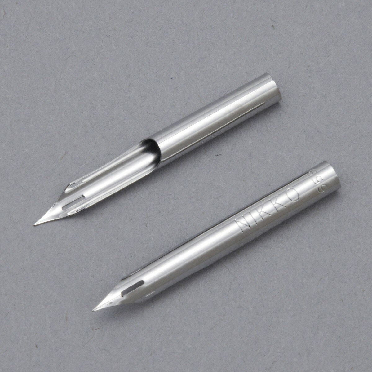 繊細な部分の表現に欠かせない極細線仕様のペンです。