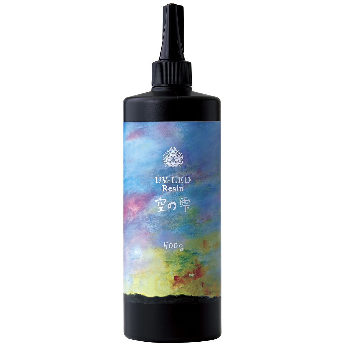 容量：500g ボトルサイズ：直径66mm×H226mm 色：透明 成分：アクリル系光硬化樹脂 サラサラとした低粘性の1液性UV-LEDレジン。 気泡抜けが良く、シリコーン型でもガラスのような透明感。 粘性の低いサラサラなレジン液なので、気泡も除去しやすい。 硬化による歪みが少なく、ガラスのような透明感。 シリコーン型でもギザギザになりにくく、きれいな仕上がり。 硬化後のベタつきがない。 硬化後、時間が経っても黄変しにくい※。 反りにくく、密着性が良い。 ※経年劣化による樹脂特有の変色が起こる場合があります。また、硬化時に、必要以上にUV-LEDライトを当てすぎますと、黄色味が出る場合がございます。 硬化直後は柔軟性がありますが、熱が取れて硬化反応が終わると硬く仕上がります。また、着色したレジンの薄い作品は、透明より柔らかく仕上がります。 硬化反応 スピード硬化 UV-LEDライト、UVライト、太陽光 硬化反応あり 蛍光灯、窓際（日陰） 硬化しない 家庭用LED照明