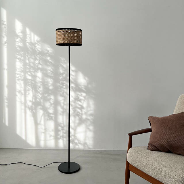ラタンシェード ブラックパイピング フロアライト【ART OF BLACK】のサムネイル
