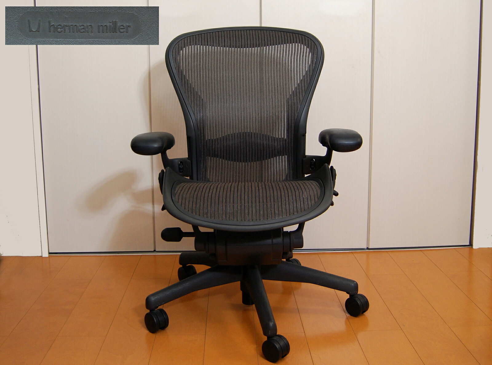 ハーマンミラーHermanMiller アーロンチェア　aeron chair Bサイズ クラシック グラファイト　ブラウンメッシュ