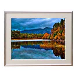 【油絵 直筆仕上げ】初秋の湖 アートフレーム：色シルバー サイズ 額入りM 511×418mm 【布キャンバス・額表面保護板】 油彩 風景画 オリジナルインテリア絵画 風水画