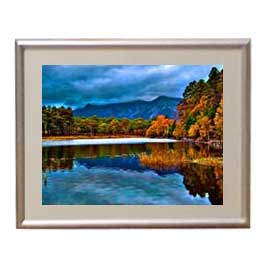 【油絵 直筆仕上げ】初秋の湖 アートフレーム：色シルバー サイズ 額入りS 310×260mm 【布キャンバス・額表面保護板】 油彩 風景画 オリジナルインテリア絵画 風水画