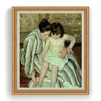 額縁外寸サイズ ---------------------------------------------- ゴールドC/シルバーC 1070×887mm ブラウン 1070×887mm ベーシックB 1065×883mm クラシックゴールド/クラシックシルバー 1039×857mm ---------------------------------------------- 絵自体（キャンバス）の大きさ　910×727mm 【お届け日数】 ご注文日から約2週間で到着いたします。 ※一部在庫商品は早期出荷可能の場合がございます。 お急ぎに際は別途Eメールにてお問い合わせください。 お問い合わせメールアドレス 　shopmaster@artrest.jp 【留意事項】 ※注文個数によりお届け日が変わることがあります。 ※直筆仕上げ商品のため色彩が若干異なる場合がございますので 予めご了承くださいませ。 絵画 販売 インテリア 油絵 油彩 壁掛け 複製画 風景画 ゴッホ モネ ルノワール その他 静物画 肖像画 アート プレゼント 開業祝い 退職祝い 新築祝い 玄関 リビングアート 風水 縁起 フレーム 贈り物メアリー・カサット 子供の入浴